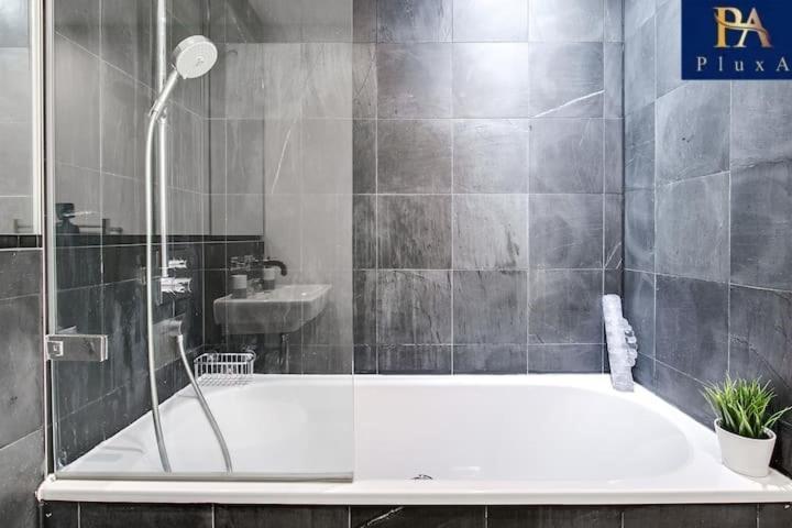 Pluxa Azure Cubic - Azure Cityview, Corporate Stays Welcome เบอร์มิงแฮม ภายนอก รูปภาพ